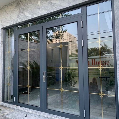 CỬA ĐI MỞ QUAY PMI KẾT HỢP KÍNH HOA ĐỒNG
